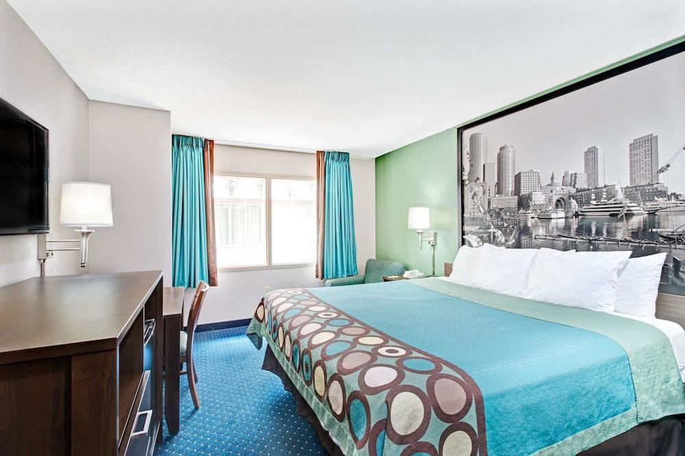 Super 8 by Wyndham Brockton Room