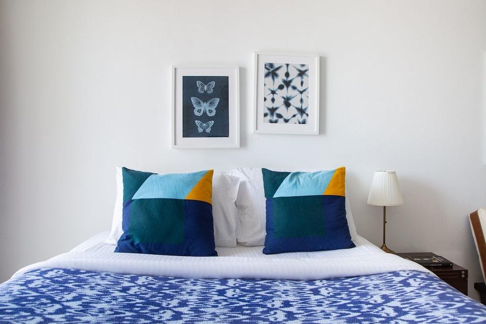 Stylish Studio Apartment in JLT With Lake Views! Room