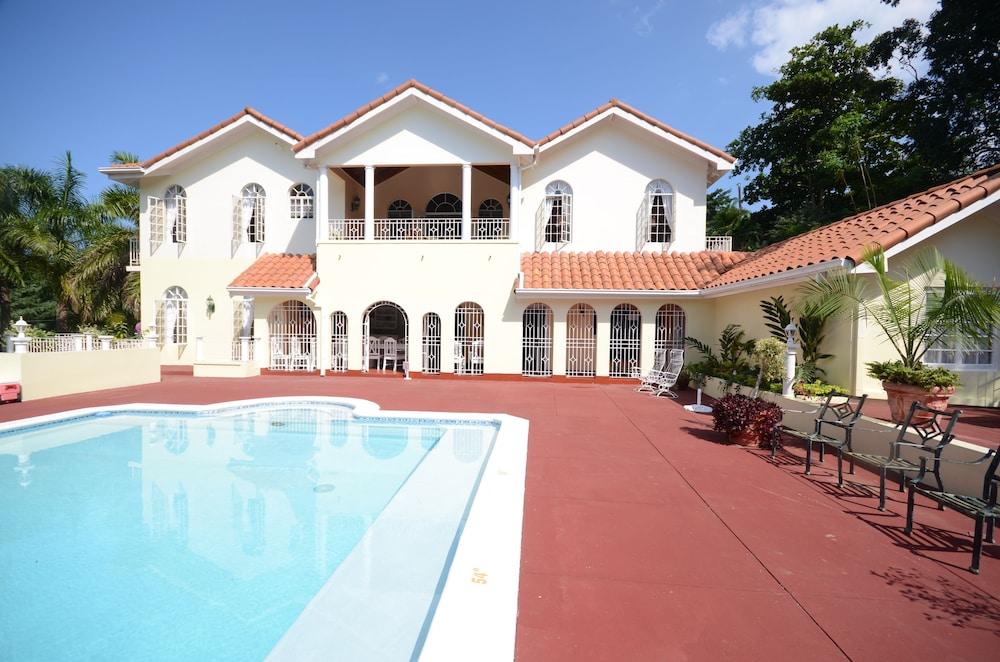 سمرهيل، 8 بد رومز باي جامايكان تريجرز حمام سباحة مكشوف