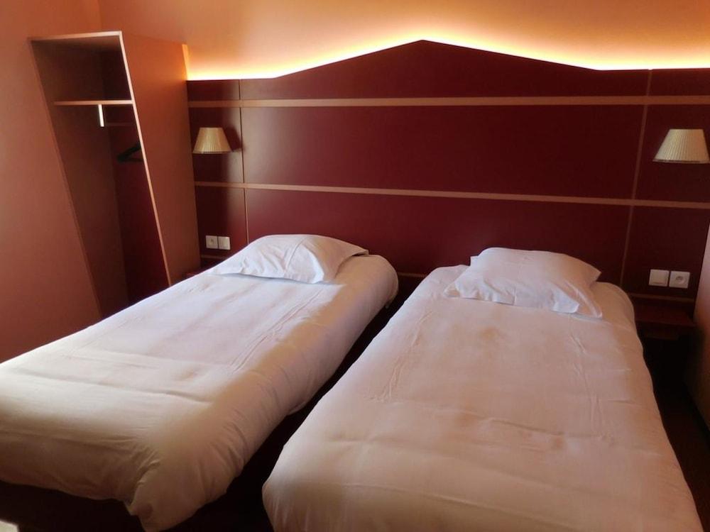 FastHotel Montmarault - Auberge du Grand Champ Room