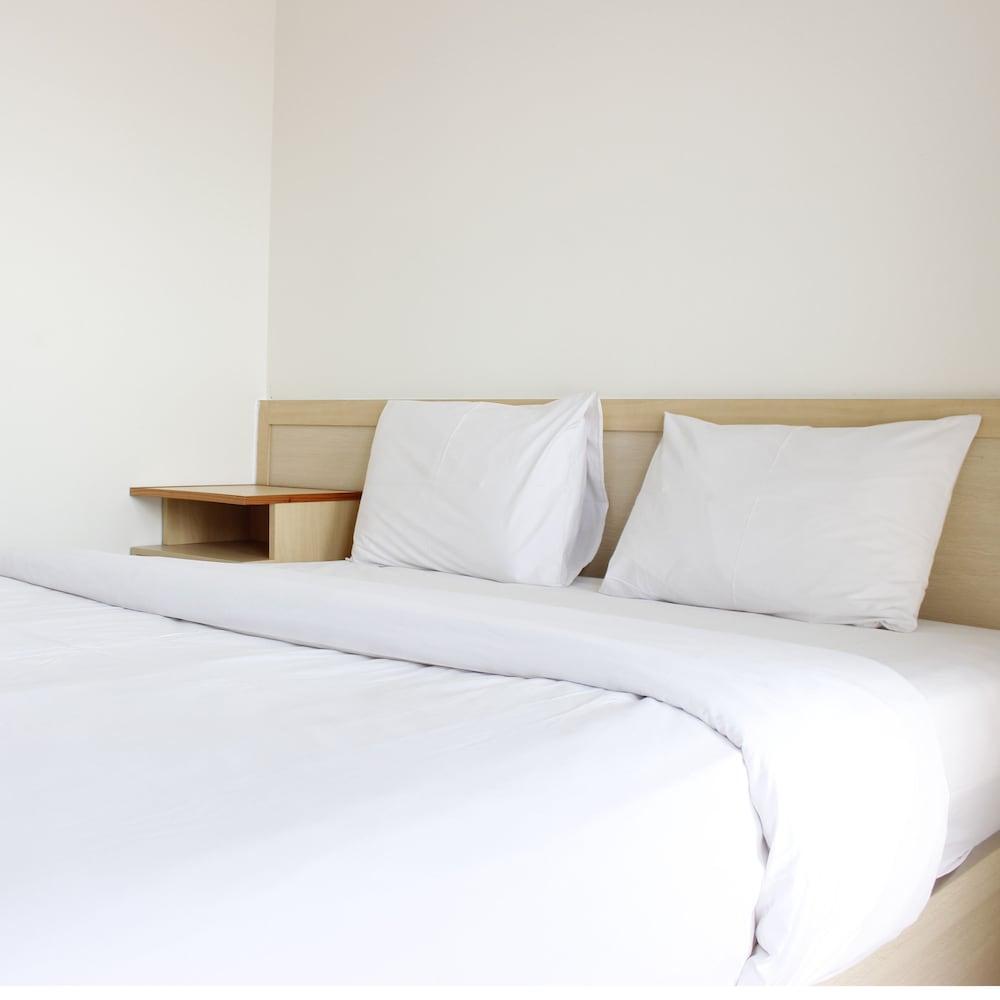 Relaxing Studio Apartment at Parahyangan Residence with Mountain View Featured Image