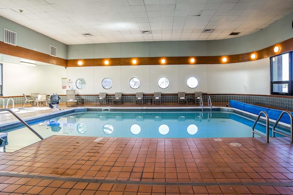 جارنر هوتل بات ساوث إيست باي آيتش جي حمام سباحة مغطى