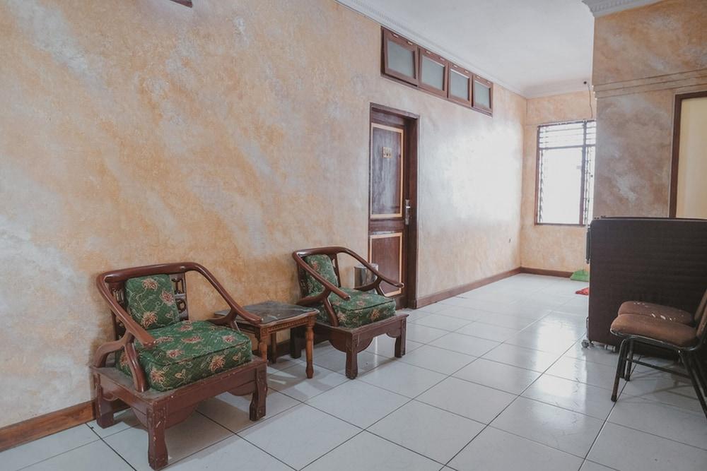 ريد دورز بلس نير إستانا مايمون ميدان داخلي