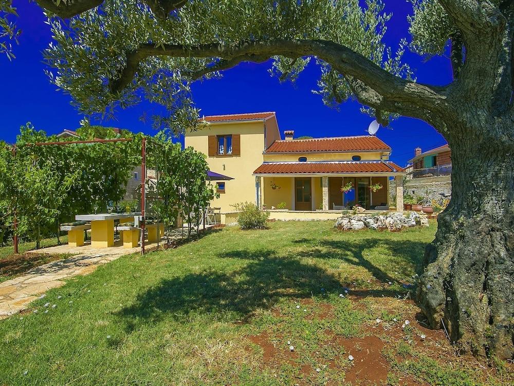 Lavish Holiday Home With Swimming Pool in Kaštelir