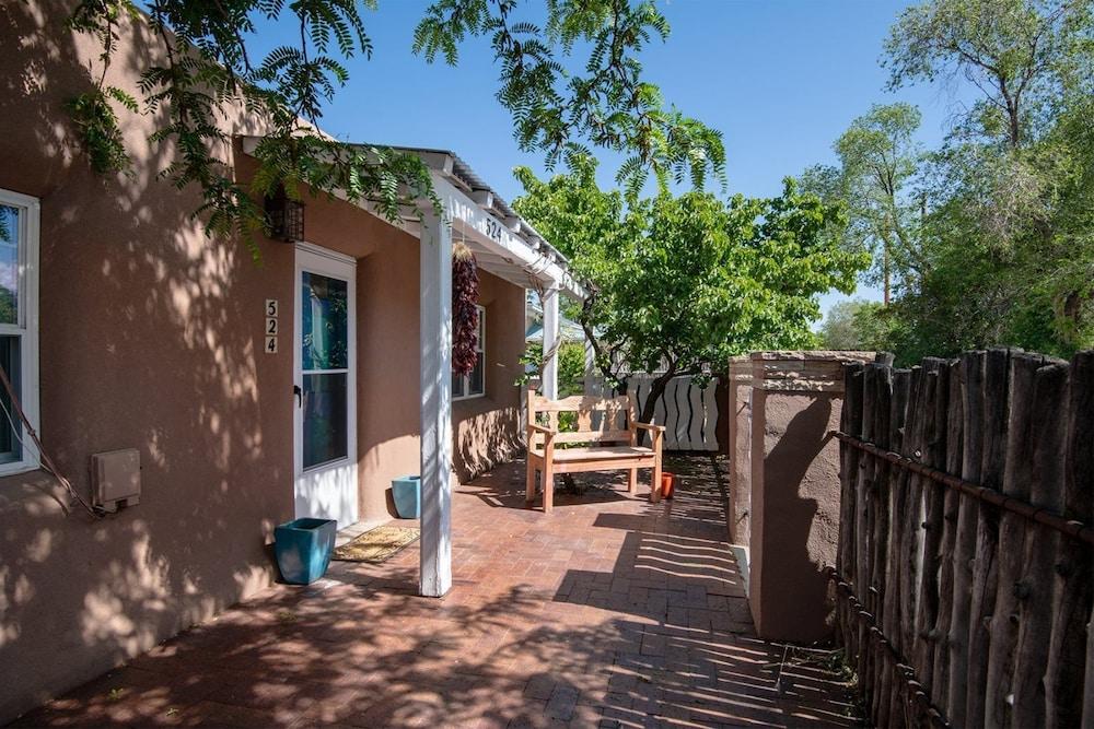 كازا لولا - غورجس لايت فيلد هوم، ووك تو ذا بلازا آند ذا رايليارد المنطقة الخارجية