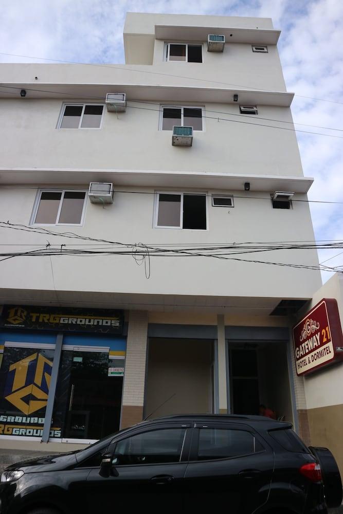 Gateway 21 Hotel and Dormitel Exterior