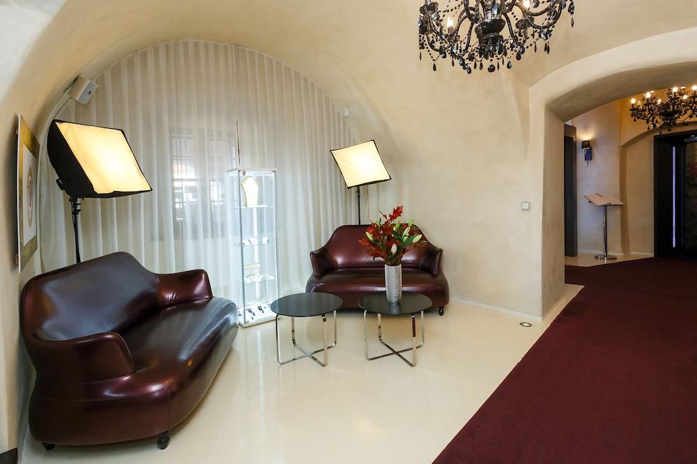 Aplaus Lobby Sitting Area