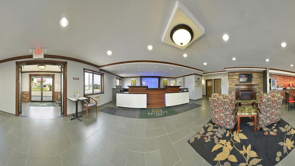 Quality Inn Cedar Rapids South Lobby