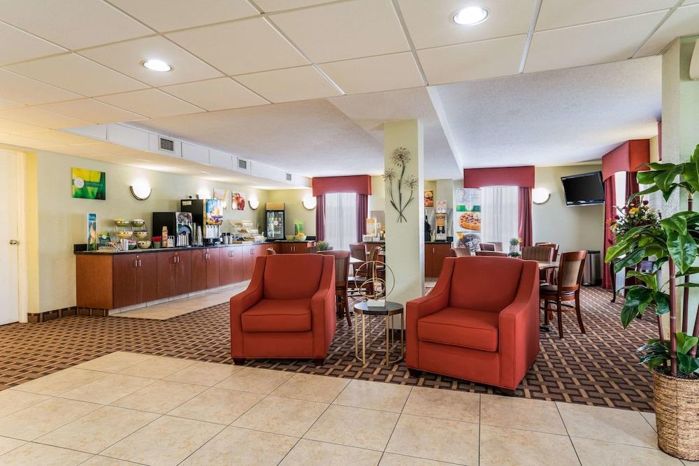 Quality Inn Battleboro Lobby