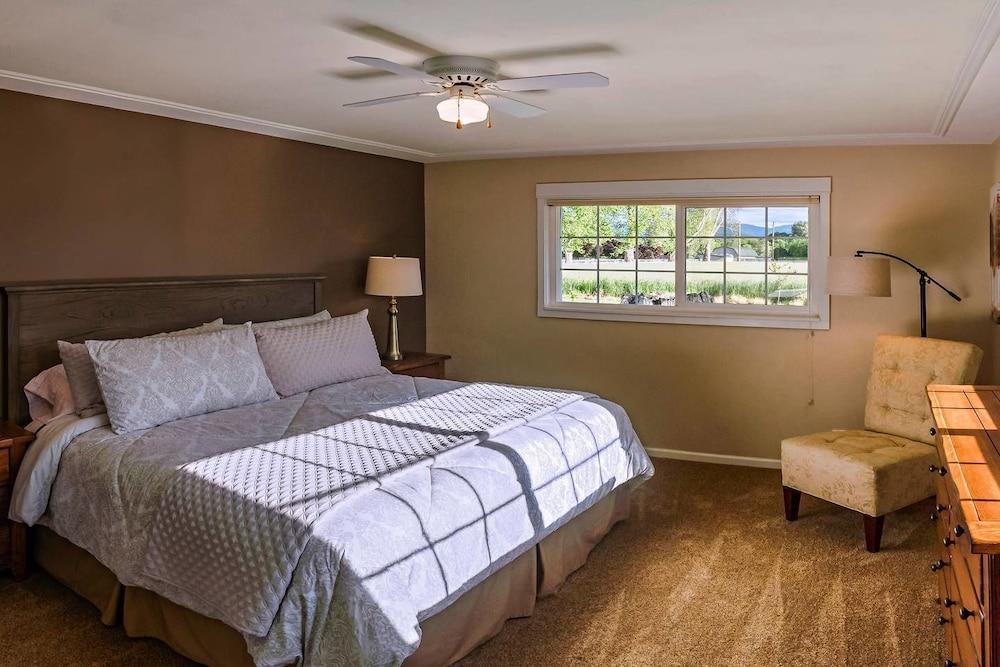 رايسينج هورس رانش ويذ أنليميتيد جولف غرفة