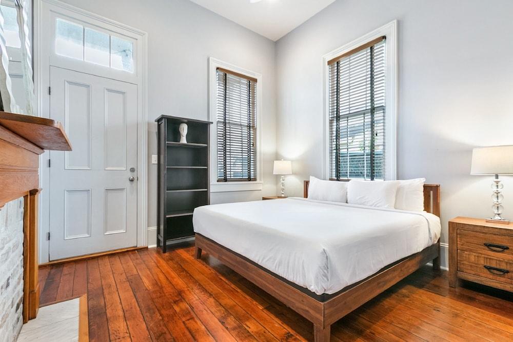 Hosteeva 2BR Steps to St. Charles Ave Room