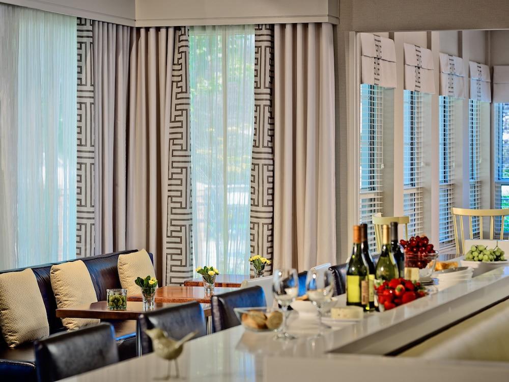 سونستا إس سويتس سينسيناتي  - شارونفيل إيست منطقة الجلوس في الردهة