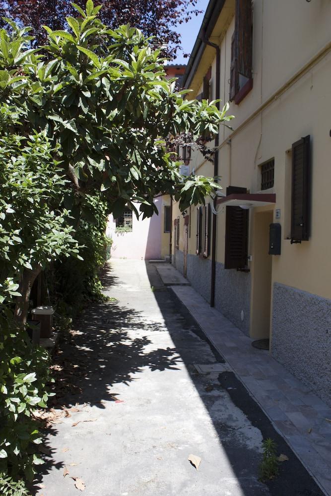 Nice Apartment in an English Style Building On the First Floor, With air Conditioning, Wifi and Sewing Exterior