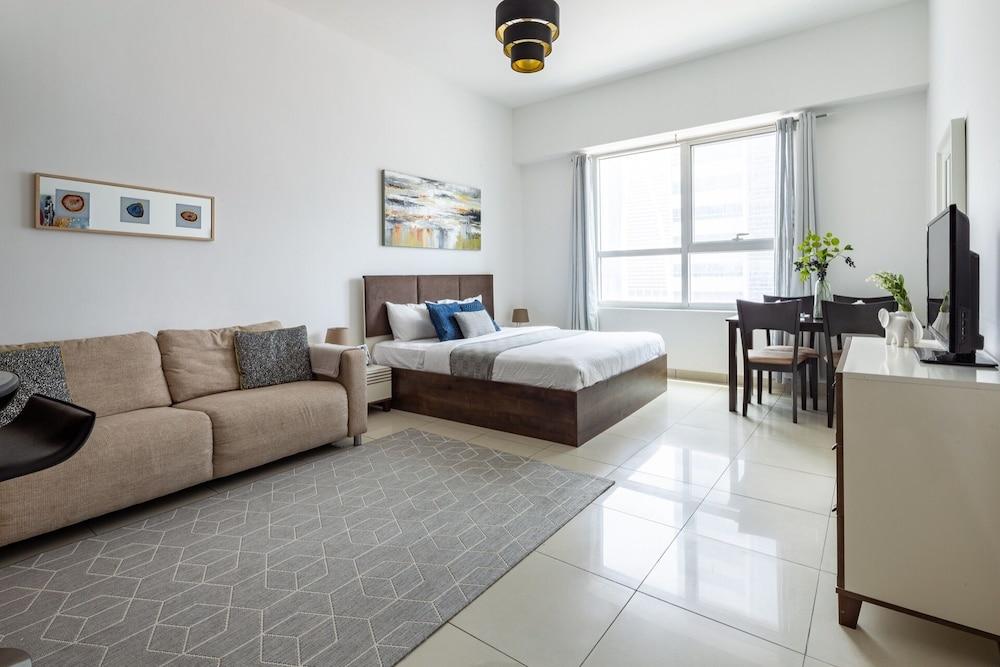 Light and Modern Studio in Jlt! Sleeps 3! Featured Image