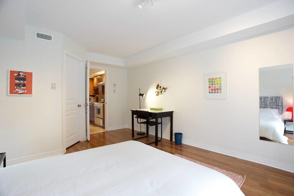 Designer Bohemian in the Mile-end! Room