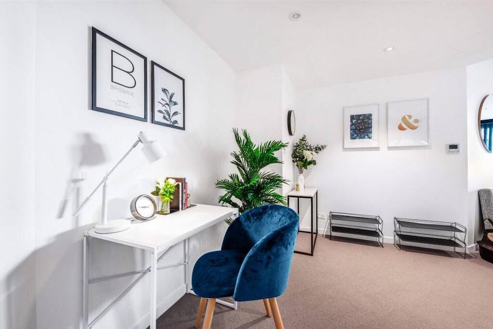 32بد روم لاكشري سكاي تاور  -سي بي ا -بول -جايم  نيتفليكس غرفة