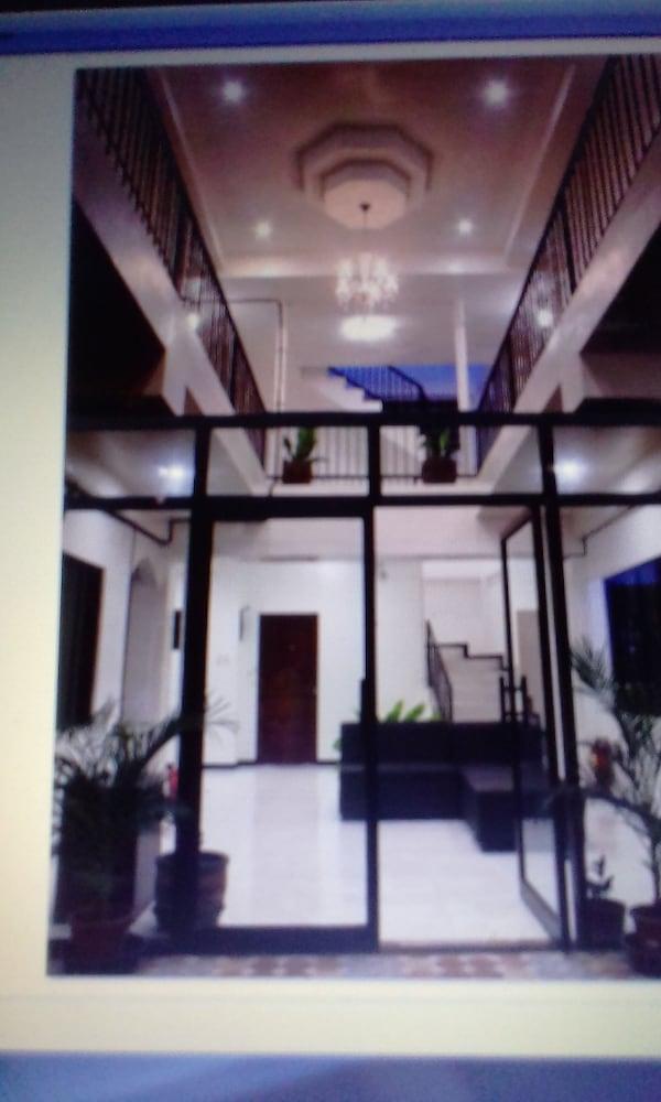Luna Oslob Travellers Inn Interior Entrance