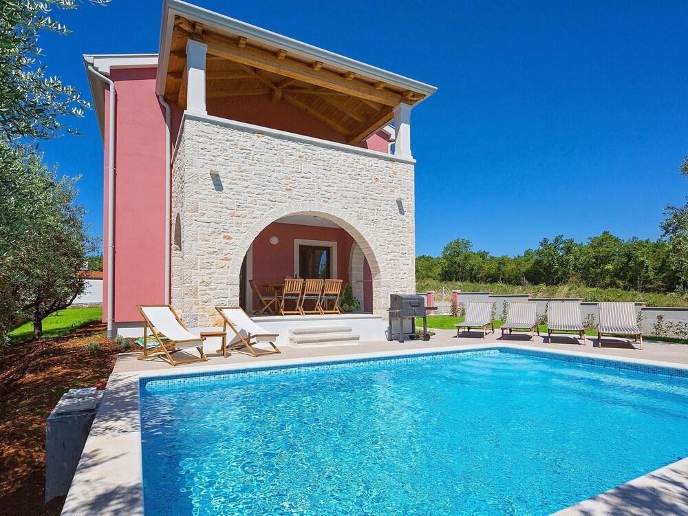 Spacious Villa With Private Pool With Whirlpool Area, Near Porec and Beach Exterior