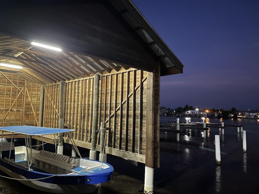 هوتل آند دايف سنتر روتان يوت كلوب المنطقة الخارجية