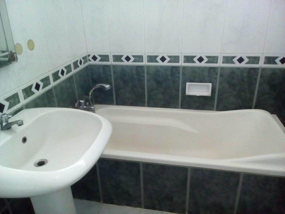 Simply Homy Guesthouse Graha Puspa Bathroom