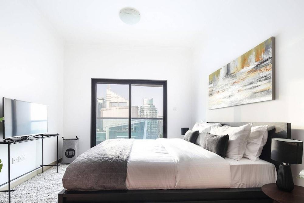 شقة عصرية مكوّنة من غرفة نوم واحدة وإطلالات رائعة على مارينا! تتّسع لأربعة أشخاص غرفة