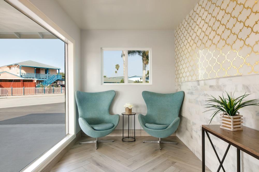 Torch Lite Inn Lobby Sitting Area