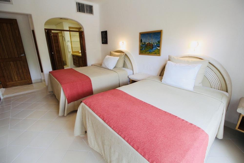 Las Villas Akumal  2B-10 by SkyRun Room