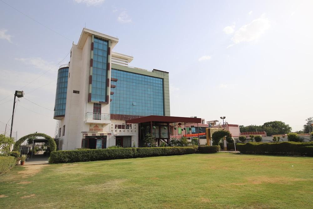 OYO 40458 Hotel Deep Palace