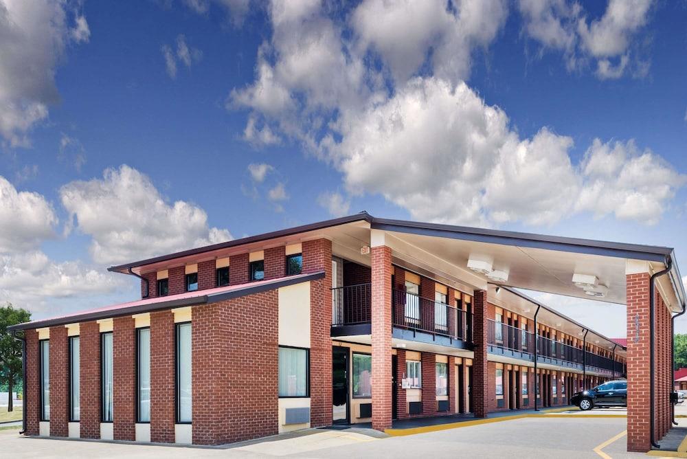 Super 8 by Wyndham Chattanooga Ooltewah Featured Image
