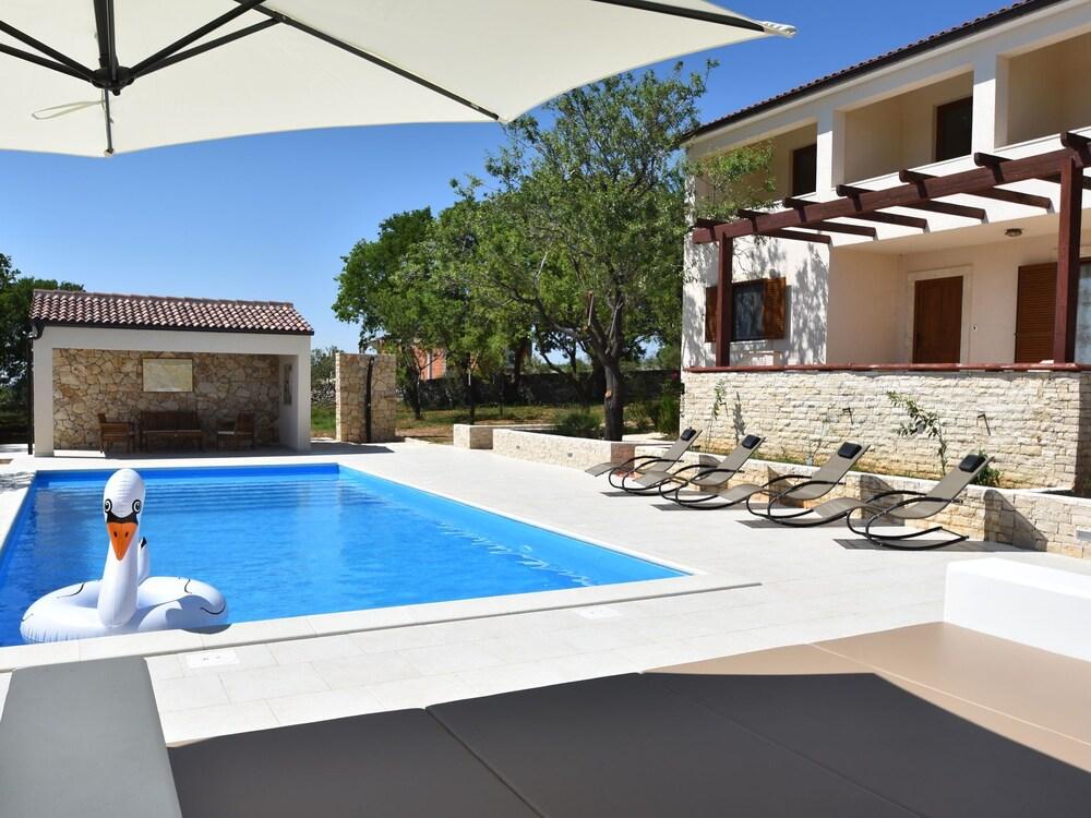 Comfortable Villa With a Panoramic View and Private Pool, Near Zadar Exterior