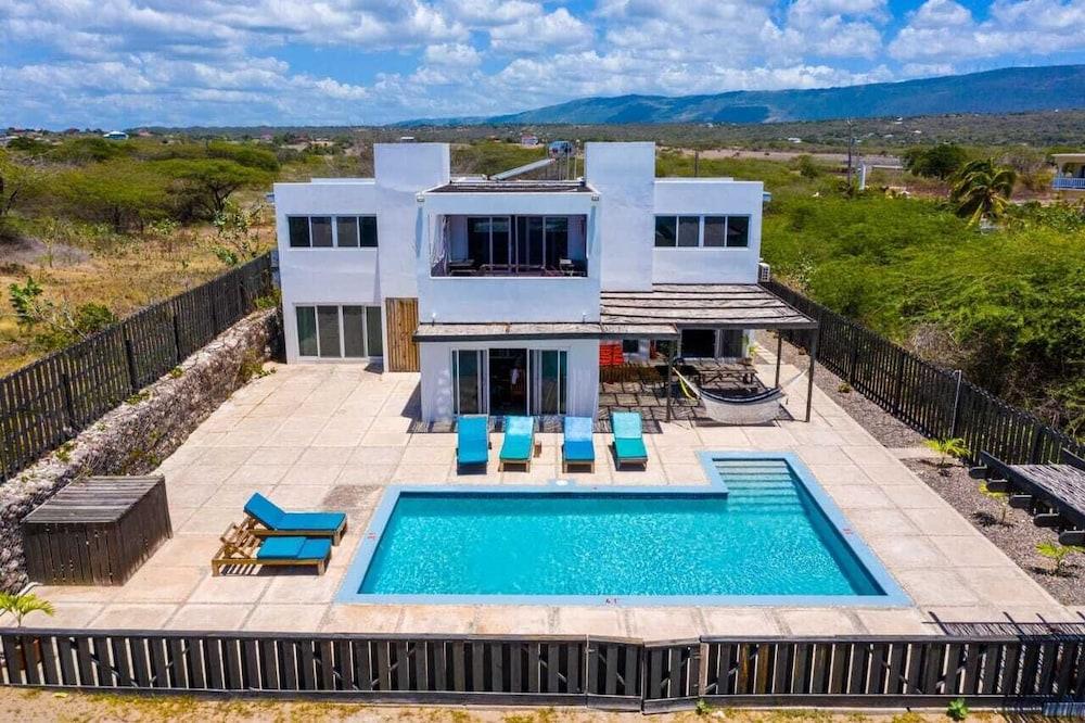 Turtles Nest Villa Featured Image