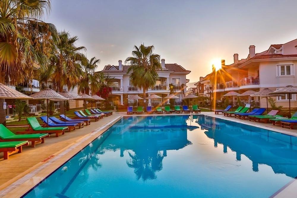 جولدن لايف بلو جرين ريزيدنس حمام سباحة مكشوف