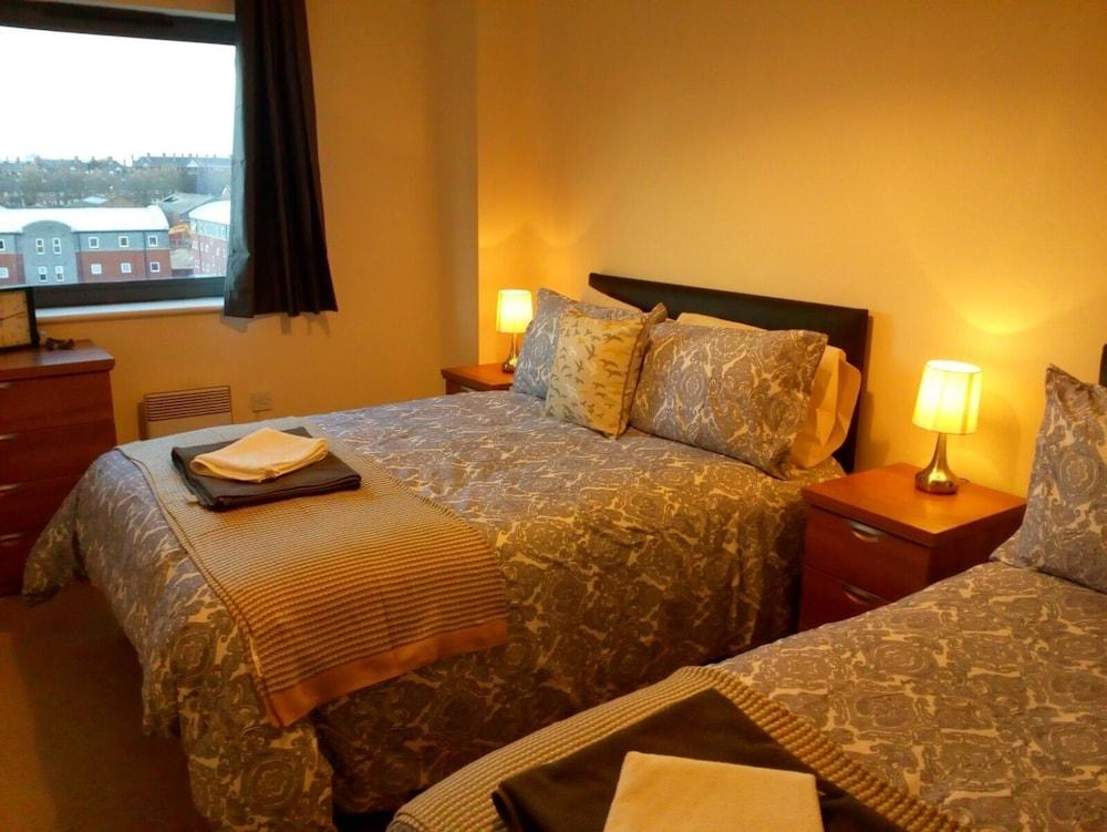 ليفربول آت جلوسيستر رود