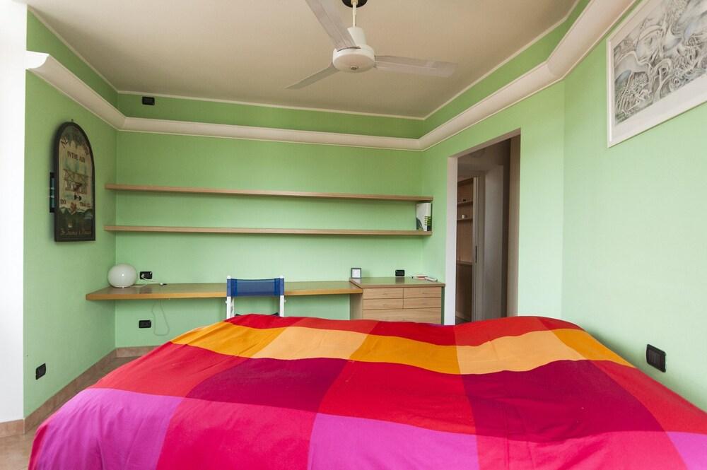 Typical Apartment on River Naviglio / Darsena Room