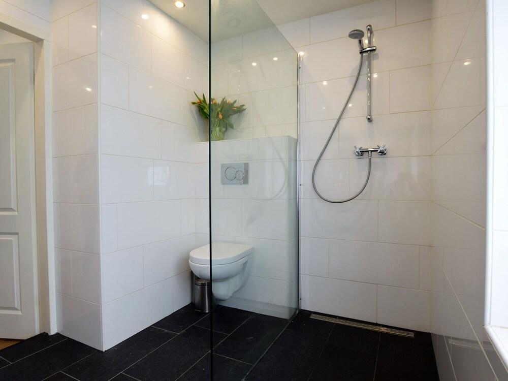 بيوتيفول هاوسبوت ويذ تيراس، جاكوزي حمام