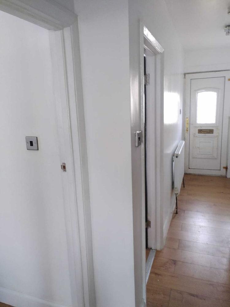 Remarkable 3-bed House in Hounslow Interior