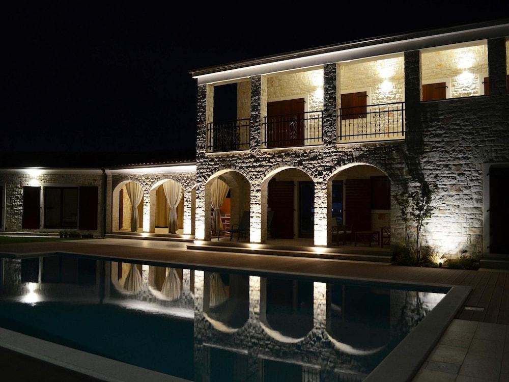 سبيشوس فيلا دوبرافكا ويذ آيه لارج بول المنطقة الخارجية