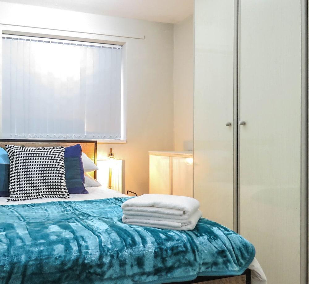 تيودورز إي سويتس فور بد روم هاوس