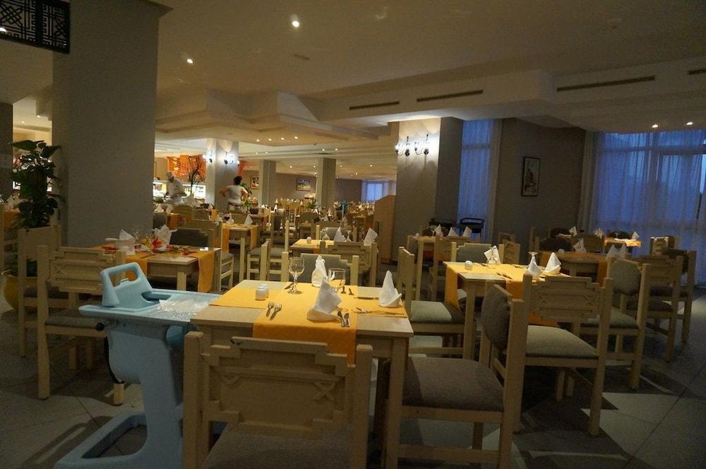هوتل تروبيكانا كلوب آند سبا مطعم