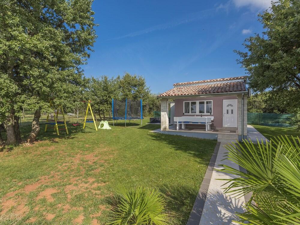 هوليداي هاوس ويذ بول، جاردن، بلاي جراين دي آند بي بيكي - سورونديد باي نيتشر المنطقة الخارجية