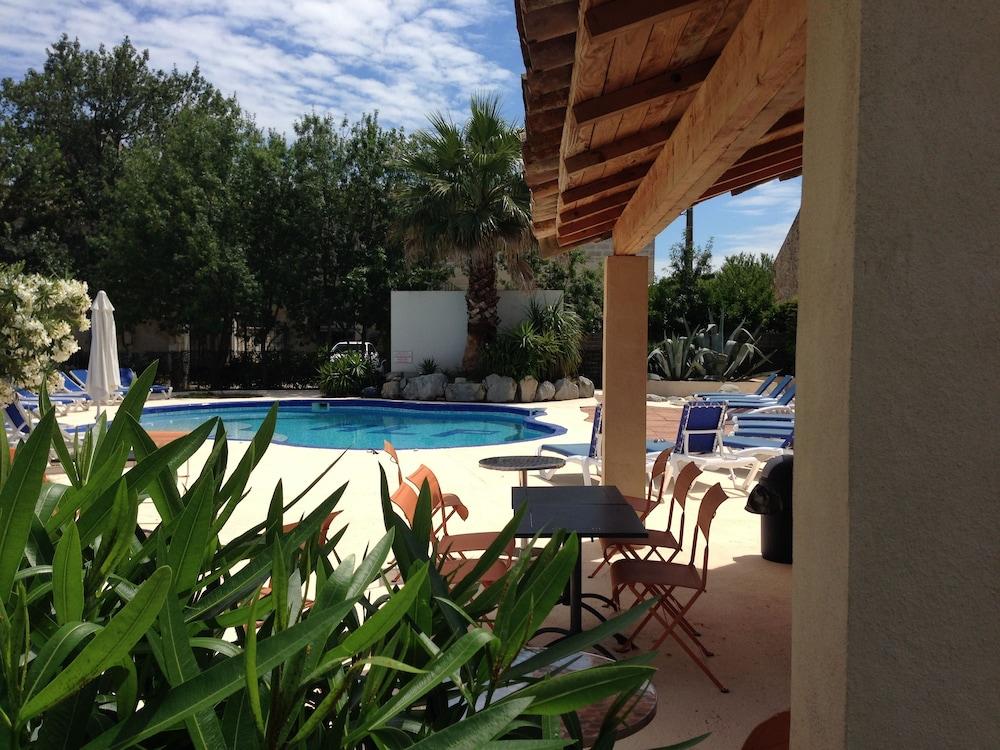 هوتل لو برزيدنت جار تي جي في نيمز بون دو جار حمام سباحة مكشوف