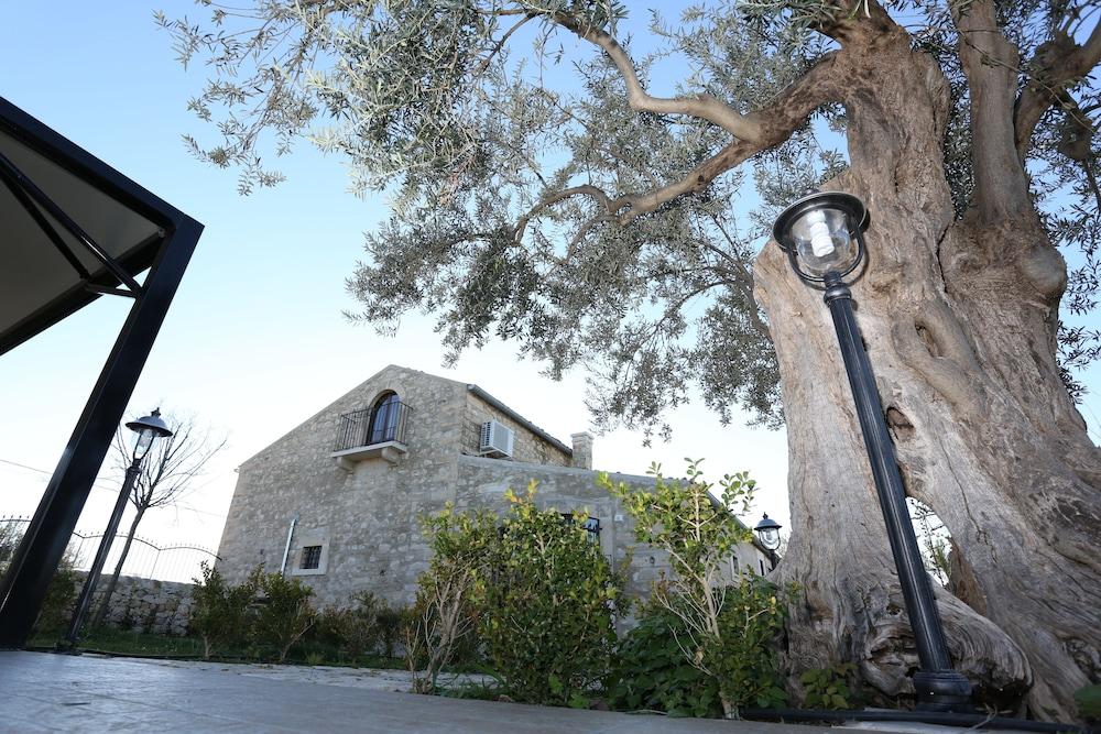 سيرافالي ريليه آند كانتري فيلا تفاصيل الفندق من الخارج