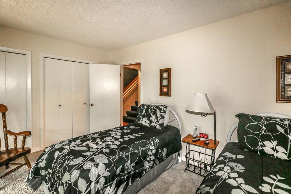 Forest View Home With Wifi and BBQ on the Deck - Unit 449 by Redawning Room