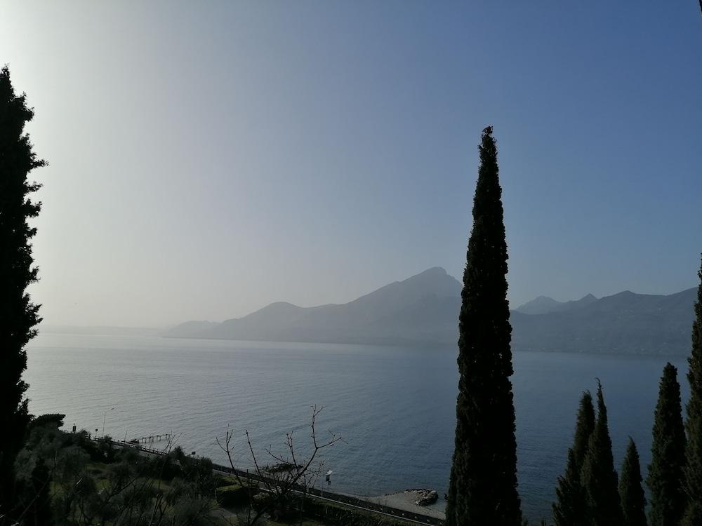 ريزيدنس جارداسي أبارتمنتس ويذ ليك فيو المنطقة الخارجية