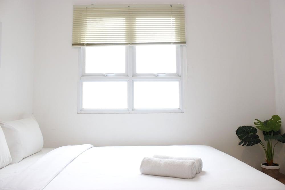 Classic and Comfy 2BR @ Gateway Pasteur Apartment Room