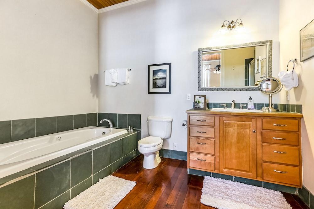 Huge 4-BR 4-BTH Steps to FQ by Hosteeva Bathroom