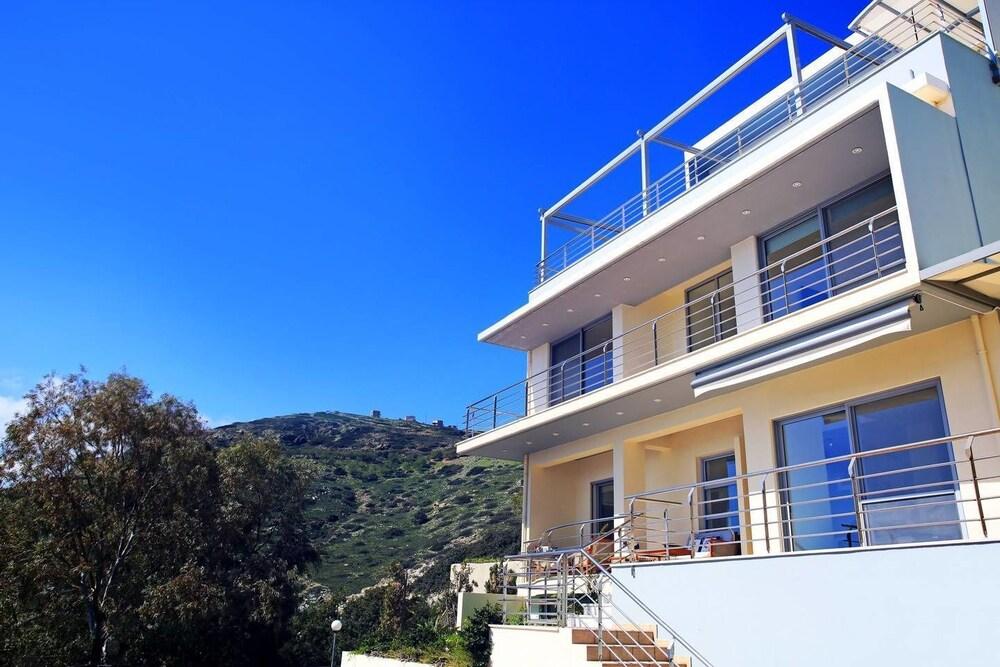 Seafront home 4' walk to private beach Exterior