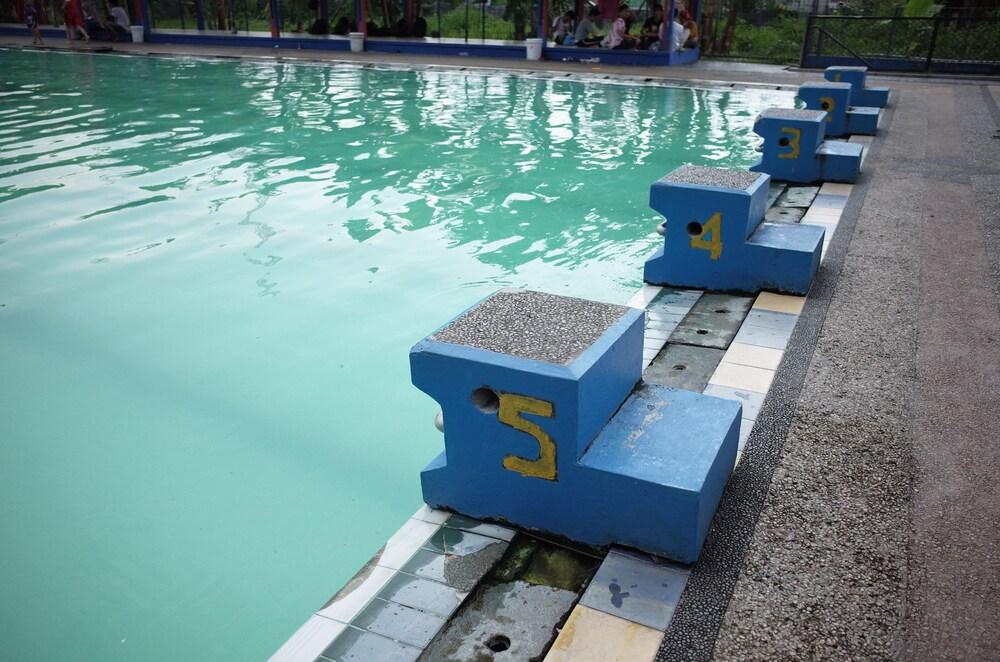 ريد دورز نير ألون ألون كوتا سوكابومي حمام سباحة مكشوف