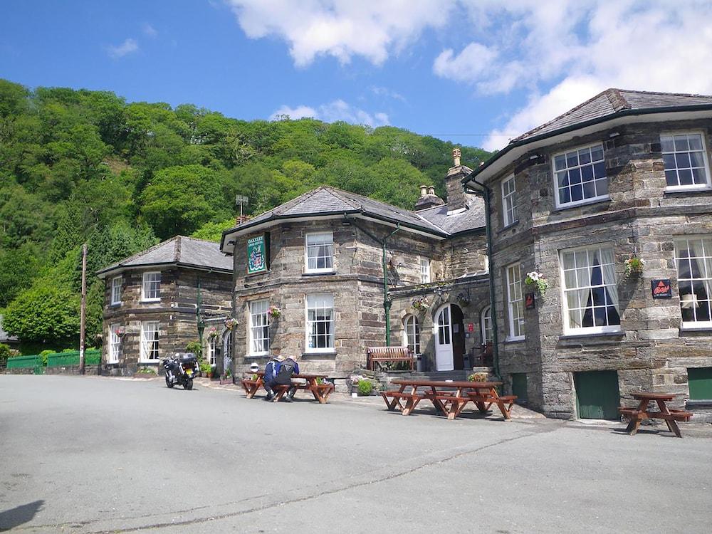 The Oakeley Arms Hotel Featured Image