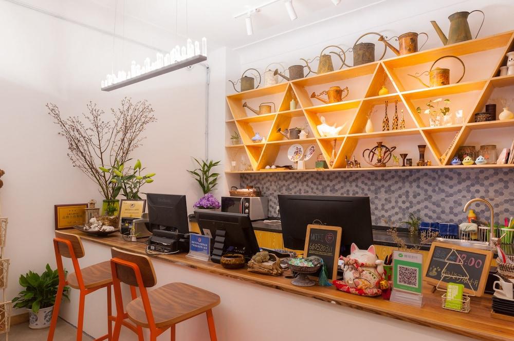 سبرينج فلاورز بلوسومينج هوتل منطقة الاستقبال